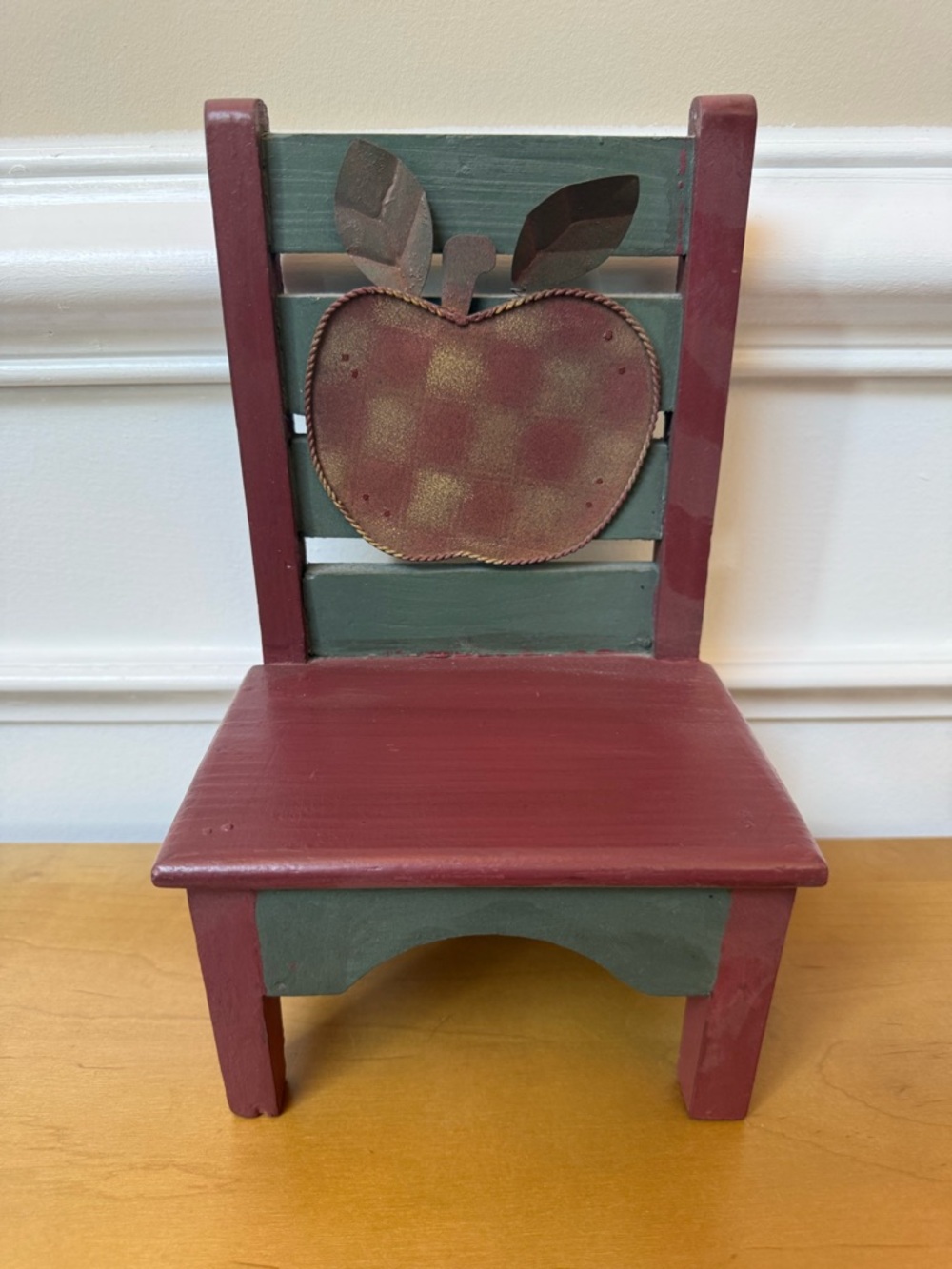 Boyds Bears Red and Green Apple Accent Chair